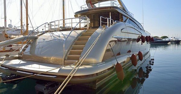 Rent a yacht in Dubai for party